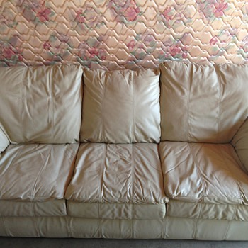Perfect condition vintage style 6foot couch and love seat section! 