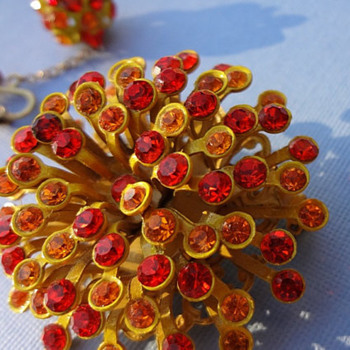 MUST HAVE 1960s VINTAGE Star Burst Brooch with matching clip earrings