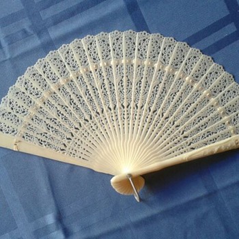 UNIQUE LACY HAND HELD FAN - IVORY TONE PLASTIC - HONG KONG - 1940-1950s - Accessories