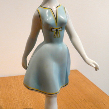 A HOLLOHAZA PORCELAIN FIGURINE OF A 1950'S WOMAN