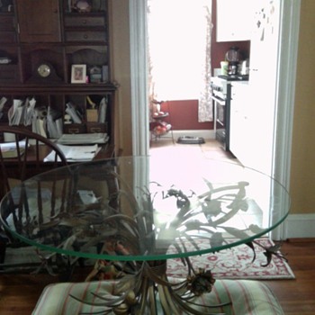 metal coffe table w/ roses - Furniture