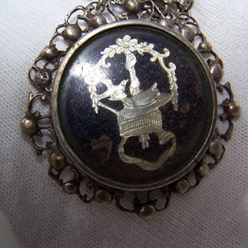 Military Pendent possibly Indian.  Does anyone reconize this insignia?