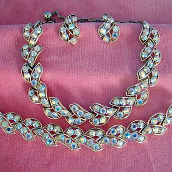 Any thoughts on maker?   Lovely AB Set from a recent auction.