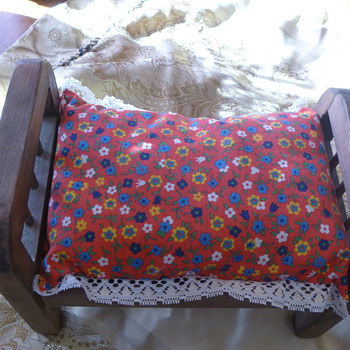 Vintage Doll Bed - Handmade we believe. - Dolls