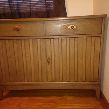 Help me identify this (apparently rare) vintage Broyhill piece!!