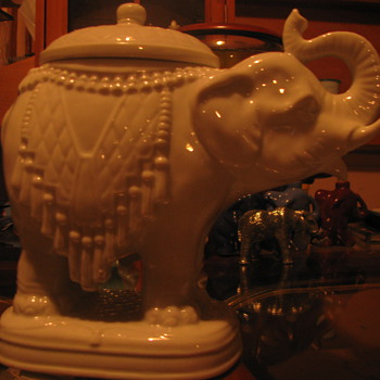 White trinket box elephant - Animals