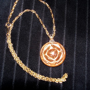 a pretty glass pendant - Costume Jewelry