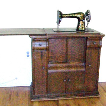 1910 working Singer sewing machine with original wooden case