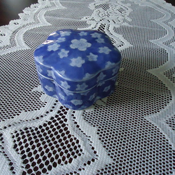 A SMALL  BLUE TRINKET BOX