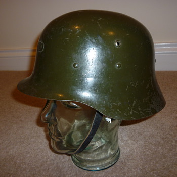 Spanish WW11 steel helmet - Military and Wartime