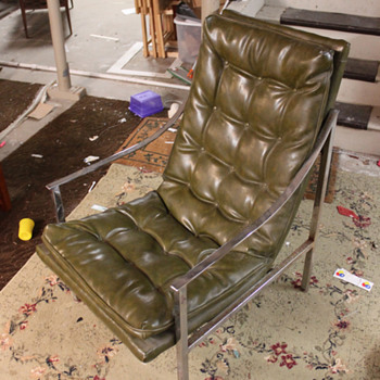 This chair is sooo comfortable... too bad I don't know what it is!