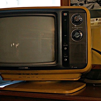 1978 Toshiba Blackstripe C385 TV with Pedestal. - Electronics