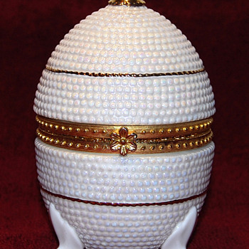 hinged egg sewing etui