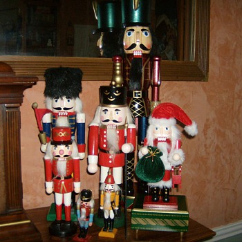 CHOCK FULL O NUT...CRACKERS... - Christmas