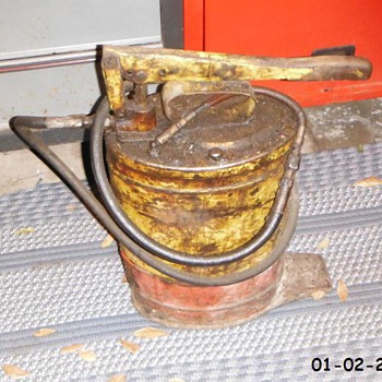 Vintage Shell Lube Canister w/ pump lever...works & full - Petroliana