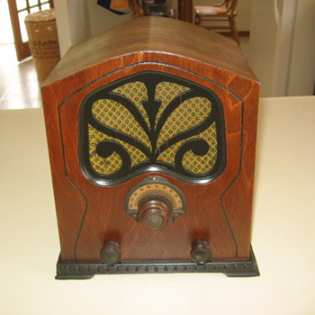 Vintage Unknown Wood Mini Cathedral Pee Wee Tube Radio 1932 - Radios