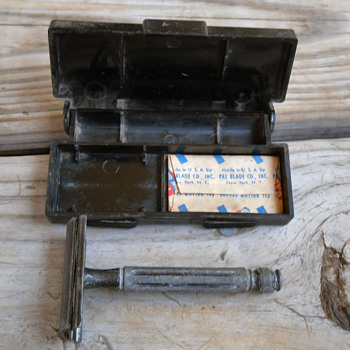 Old "travel" Gillette single blade kit w/ replacement blade