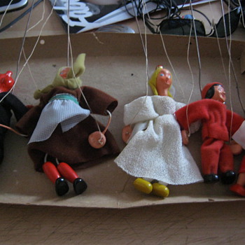 12 old pre 1950s i think  puppet need to id them 