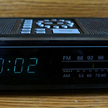 Toshiba RC-K4 AM/FM Clock Radio - Clocks