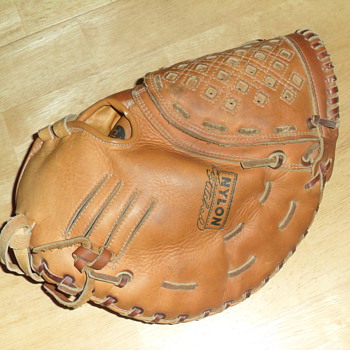 Curious about an older left-handed firstbase mitt...