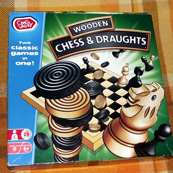 1977-chad valley board games-chess/draughts-wooden set.