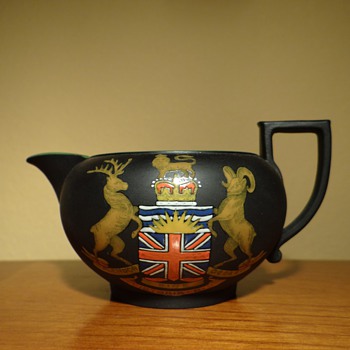 WEDGWOOD BLACK BASALT CREAMER CREST DATED 1898 - China and Dinnerware