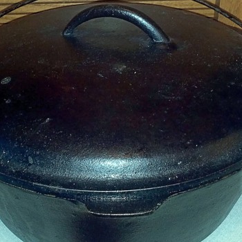 Number 8 10 1/2 inch cast iron kettle with handle - Kitchen