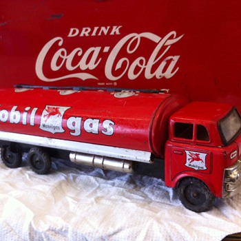 1960-70 Mobil Gas tin truck - Model Cars