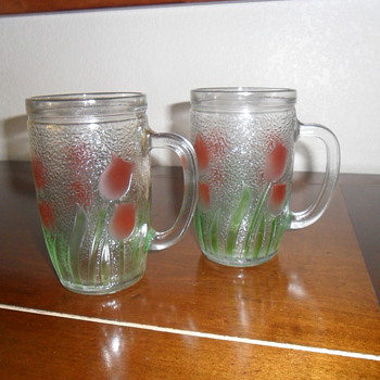Fun vintage glass mugs...TULIPS!