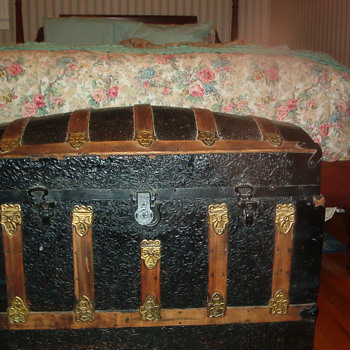 Antique humpback trunk - Furniture