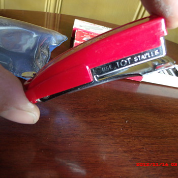 Little red Swingline Tot 50 stapler