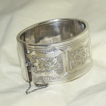 Victorian (or Edvardian) Engraved Cuff Bracelet - Fine Jewelry