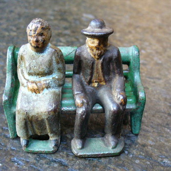 Love my Nanny and Grampy on the bench..any info???