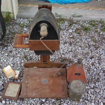 WOODEN 1909 KODAK HOME ENLARGER AND ACCESORIES - Cameras