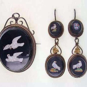 ANTIQUE 8 carat gold MICRO MOSAIC DOVE EARRINGS and brooch/PENDANT SET of 1860/1870, original box - Fine Jewelry