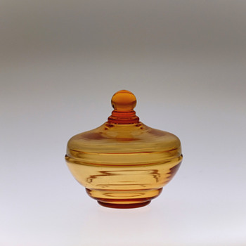 Small bowl with lid - Knut Bergqvist, Lindefors 1929-31. - Glassware