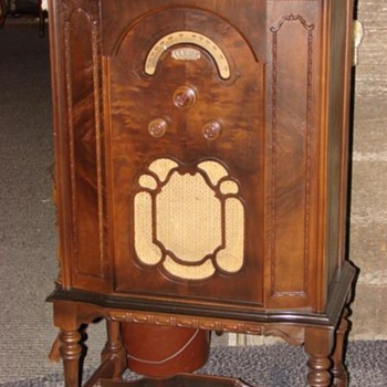 1931-32 Lyric radio refinished - Radios