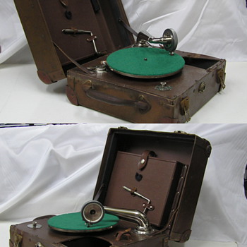 Portable suit case gramophone - Records