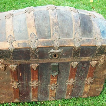 Drucker Barrel Top Trunk - Furniture