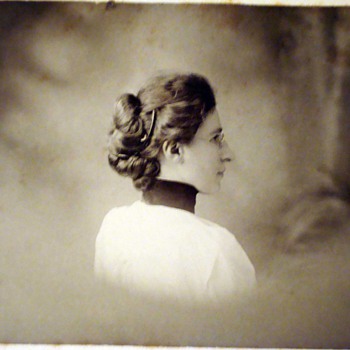 Backshot profiles and twist around poses on cabinet cards