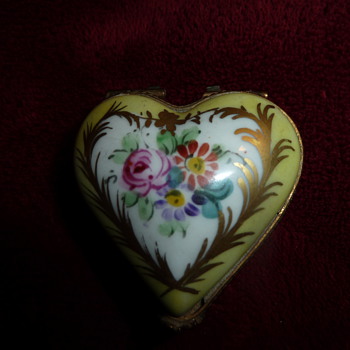 Porcelain trinket box - Art Pottery