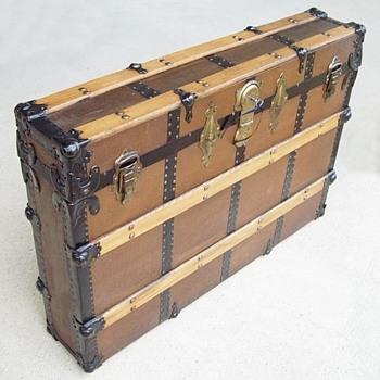 Unusual Narrow canvas covered trunk..a mystery.. Display trunk? - Furniture