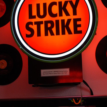 Lucky Strike neon