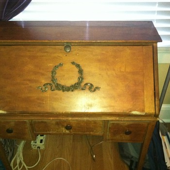 Old secretary knee-hole desk