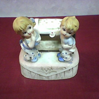 CUTE TWINS FIGURINE