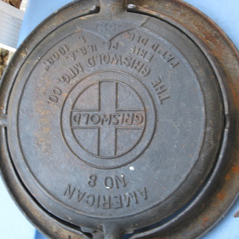 Griswold No. 8 Waffle Iron w/975 Base - Kitchen