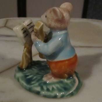 Fine Porcelain Mouse Playing Guitar - Figurines