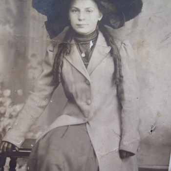 YOUTHFUL DAYS OF "ANNIE OAKLEY". HA HA! FUNNY MARKETING TRICK.. - Photographs
