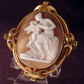Museum quality carved cameo of the kiss of Venus and Cupid - Victorian Era