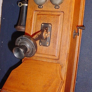 A Holtzer-Cabot Cathedral Top Wall Phone? Year??? - Telephones
